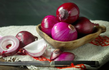 Çiğ soğan, eski bir arka planda kompozisyon