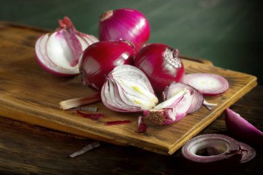 Çiğ soğan, eski bir arka planda kompozisyon