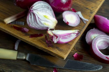 Çiğ soğan, eski bir arka planda kompozisyon