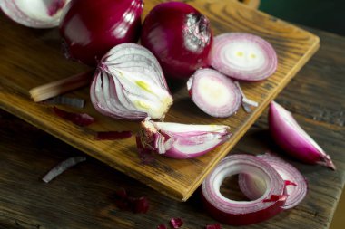 Çiğ soğan, eski bir arka planda kompozisyon