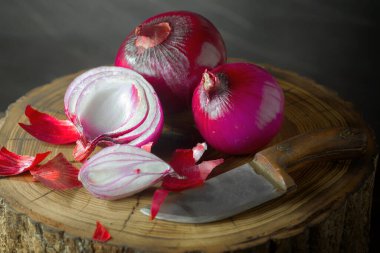 Çiğ soğan, eski bir arka planda kompozisyon