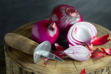 Çiğ soğan, eski bir arka planda kompozisyon