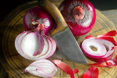 Çiğ soğan, eski bir arka planda kompozisyon