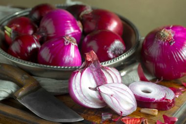 Çiğ soğan, eski bir arka planda kompozisyon