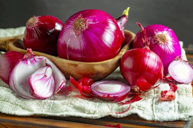 Çiğ soğan, eski bir arka planda kompozisyon