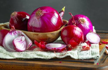 Çiğ soğan, eski bir arka planda kompozisyon