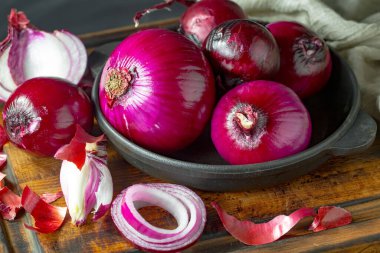 Çiğ soğan, eski bir arka planda kompozisyon