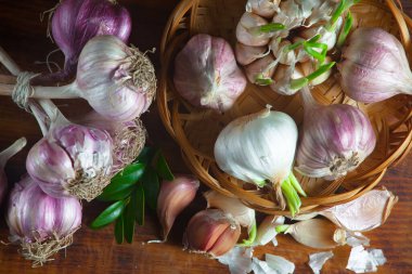 Mutfakta siyah arka planda sarımsak. Baharatlı bir sebze.