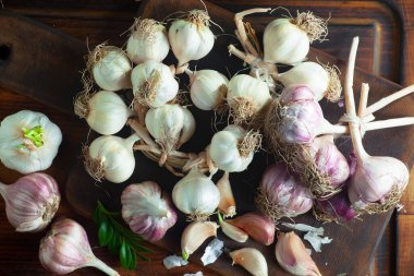 Mutfakta siyah arka planda sarımsak. Baharatlı bir sebze.