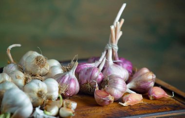 Mutfakta siyah arka planda sarımsak. Baharatlı bir sebze.