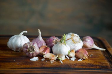 Mutfakta siyah arka planda sarımsak. Baharatlı bir sebze.