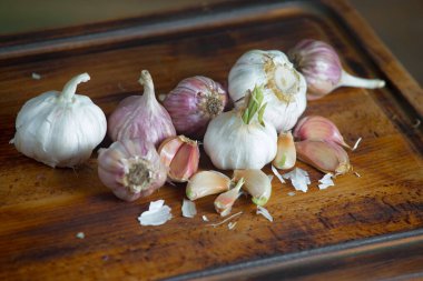 Mutfakta siyah arka planda sarımsak. Baharatlı bir sebze.