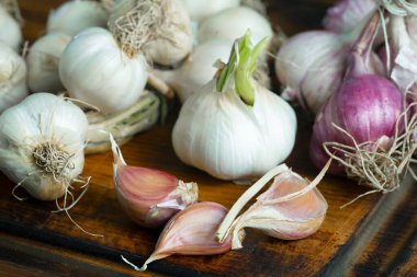 Mutfakta siyah arka planda sarımsak. Baharatlı bir sebze.