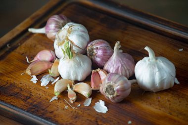 Mutfakta siyah arka planda sarımsak. Baharatlı bir sebze.