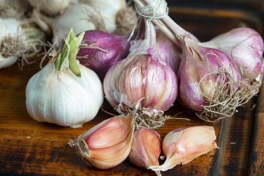 Mutfakta siyah arka planda sarımsak. Baharatlı bir sebze.