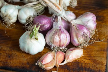 Mutfakta siyah arka planda sarımsak. Baharatlı bir sebze.