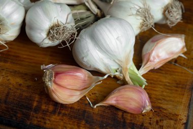 Mutfakta siyah arka planda sarımsak. Baharatlı bir sebze.