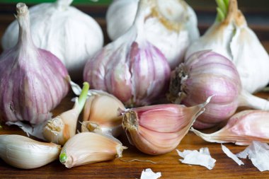 Mutfakta siyah arka planda sarımsak. Baharatlı bir sebze.