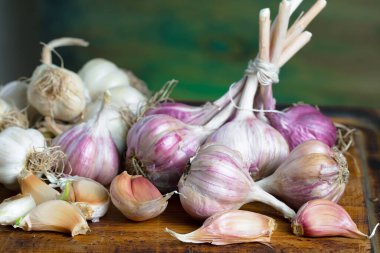 Mutfakta siyah arka planda sarımsak. Baharatlı bir sebze.