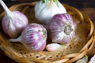 Mutfakta siyah arka planda sarımsak. Baharatlı bir sebze.