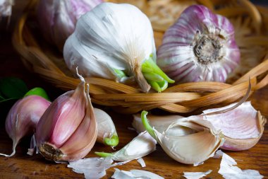 Mutfakta siyah arka planda sarımsak. Baharatlı bir sebze.