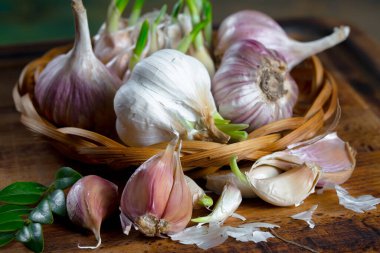 Mutfakta siyah arka planda sarımsak. Baharatlı bir sebze.