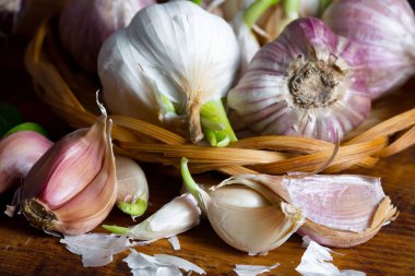 Mutfakta siyah arka planda sarımsak. Baharatlı bir sebze.