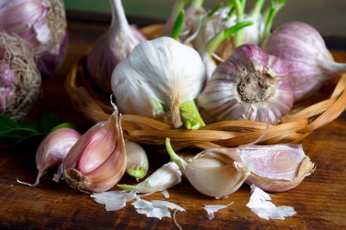 Mutfakta siyah arka planda sarımsak. Baharatlı bir sebze.