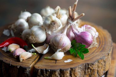 Mutfakta siyah arka planda sarımsak. Baharatlı bir sebze.