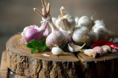 Mutfakta siyah arka planda sarımsak. Baharatlı bir sebze.