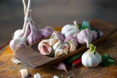 Mutfakta siyah arka planda sarımsak. Baharatlı bir sebze.