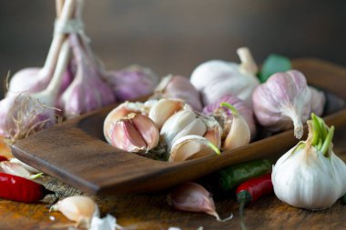 Mutfakta siyah arka planda sarımsak. Baharatlı bir sebze.