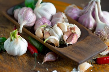 Mutfakta siyah arka planda sarımsak. Baharatlı bir sebze.