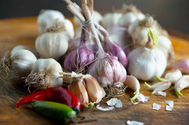 Mutfakta siyah arka planda sarımsak. Baharatlı bir sebze.