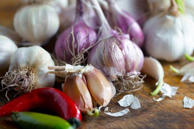 Mutfakta siyah arka planda sarımsak. Baharatlı bir sebze.