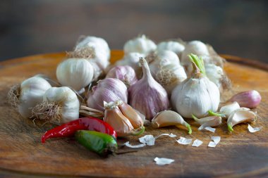 Mutfakta siyah arka planda sarımsak. Baharatlı bir sebze.