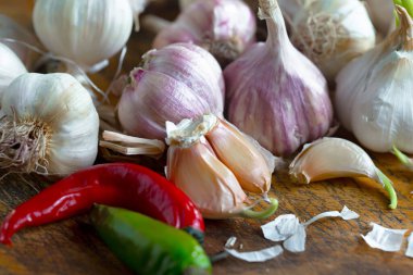 Mutfakta siyah arka planda sarımsak. Baharatlı bir sebze.