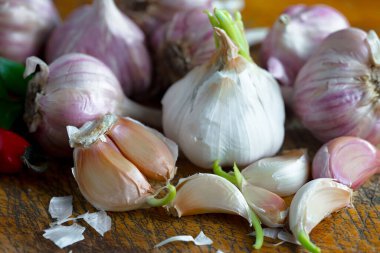 Mutfakta siyah arka planda sarımsak. Baharatlı bir sebze.