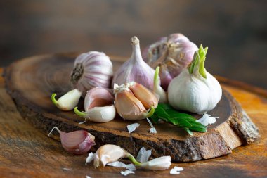 Mutfakta siyah arka planda sarımsak. Baharatlı bir sebze.