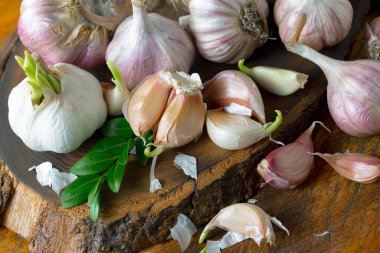 Mutfakta siyah arka planda sarımsak. Baharatlı bir sebze.