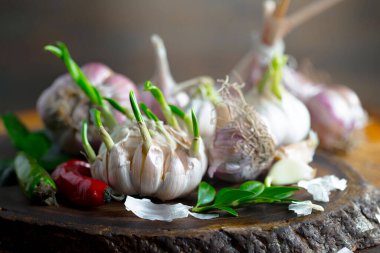 Mutfakta siyah arka planda sarımsak. Baharatlı bir sebze.