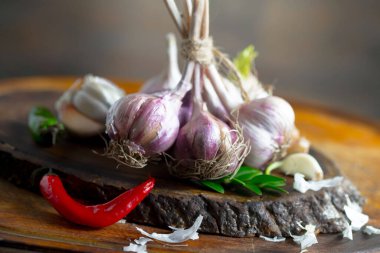 Mutfakta siyah arka planda sarımsak. Baharatlı bir sebze.