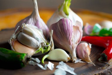 Mutfakta siyah arka planda sarımsak. Baharatlı bir sebze.