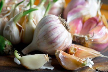 Mutfakta siyah arka planda sarımsak. Baharatlı bir sebze.