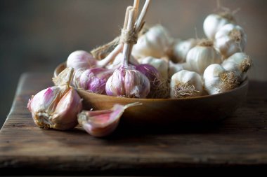 Mutfakta siyah arka planda sarımsak. Baharatlı bir sebze.