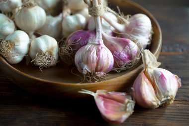 Mutfakta siyah arka planda sarımsak. Baharatlı bir sebze.