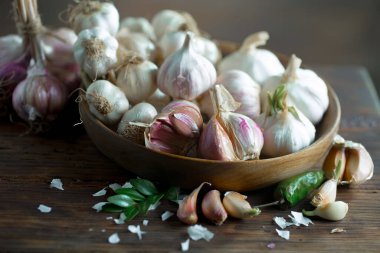 Mutfakta siyah arka planda sarımsak. Baharatlı bir sebze.