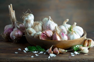 Mutfakta siyah arka planda sarımsak. Baharatlı bir sebze.