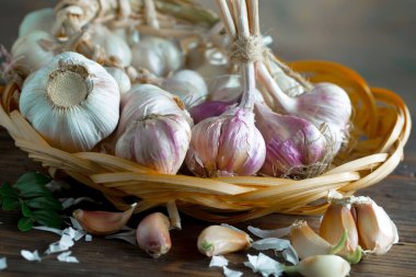 Mutfakta siyah arka planda sarımsak. Baharatlı bir sebze.