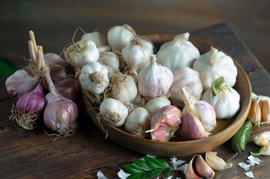 Mutfakta siyah arka planda sarımsak. Baharatlı bir sebze.